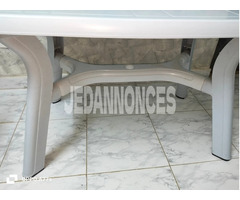 À vendre Table en plastique premier choix  plastique souple et dure + 6 chaises Tel : 23619006