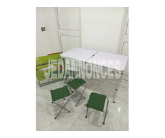 table pliable importé avec 4 chaises pliantes nouveau