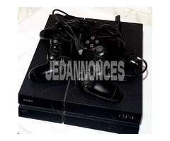 PlayStation 4 Avec Deux Manettes ???? ???? Original et Toutes les Accessoires