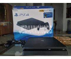 avendre ps4 slim excellent état avec son paquet et mannete original v2 et plusieurs jeux