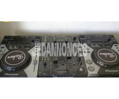 A vendre 2 lecteurs pionner 400 + Table de mixage