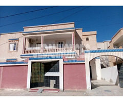 Villa Deux étages avec deux garages devant École Cite infirmerie