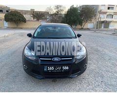 Ford Focus Titanium 1.6 7cv essence 4 cylindre klm 144.000 anne 12/2013 etat comme neuuf prix 38