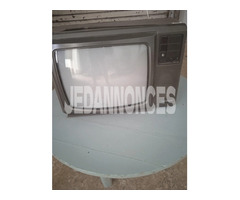 A vendre 2 télévisions anciens en panne